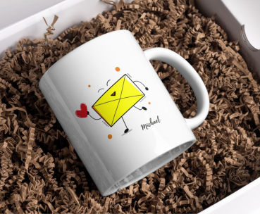 Keramiktasse mit gelbem Umschlag-Motiv, Herzsymbol und Name „Michael“, präsentiert in Geschenkbox mit braunem Füllmaterial.
